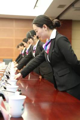 【內訓課件】物業(yè)一線員工服務意識及溝通技巧之攝影服務