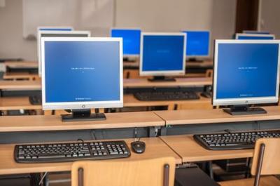 初中畢業(yè)生學(xué)計(jì)算機(jī)靠譜嗎？探索計(jì)算機(jī)技術(shù)開發(fā)領(lǐng)域的可能性與路徑